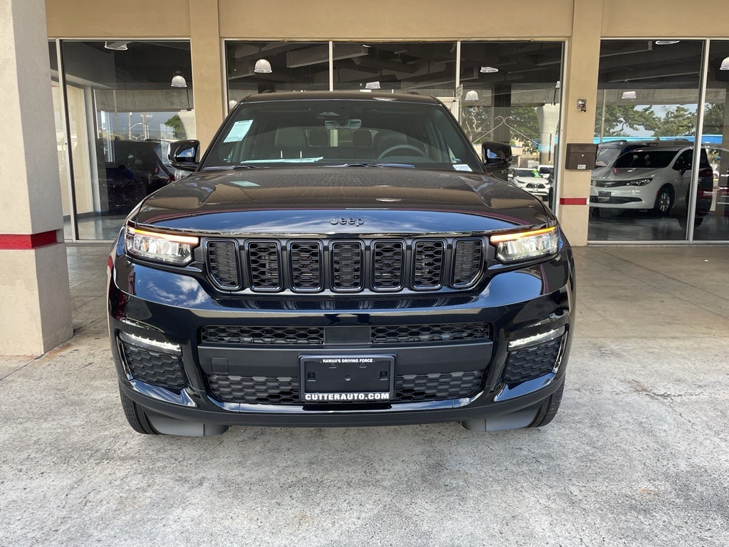 2025 Jeep Grand Cherokee GRAND CHEROKEE L LIMITED 4X4 in Diamond Black Crystal Pearl-Coat Exterior Paint — front three-quarter view
