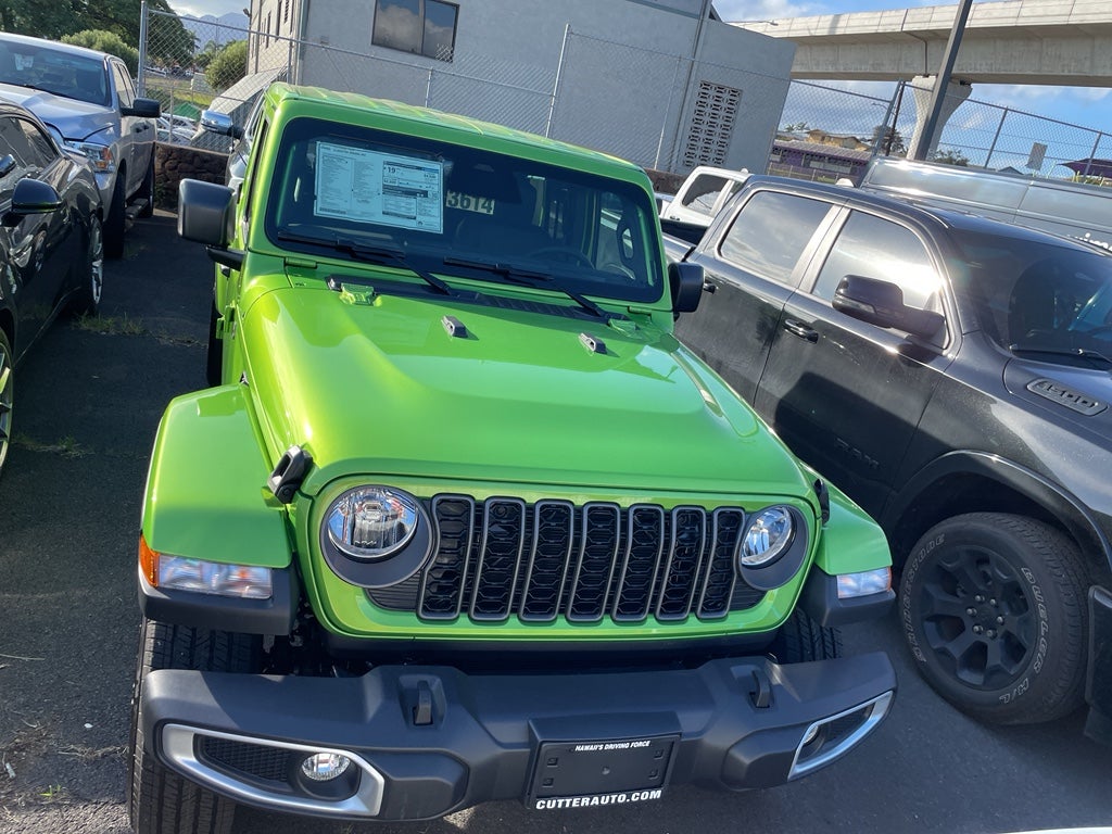 2026 Jeep Gladiator GLADIATOR SAHARA 4X4 in Mojito Exterior Paint — front three-quarter view