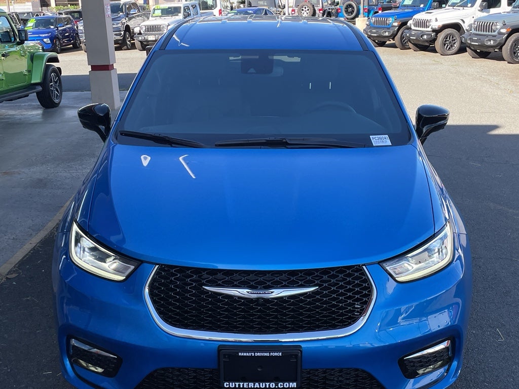 2026 Chrysler Pacifica — side profile view