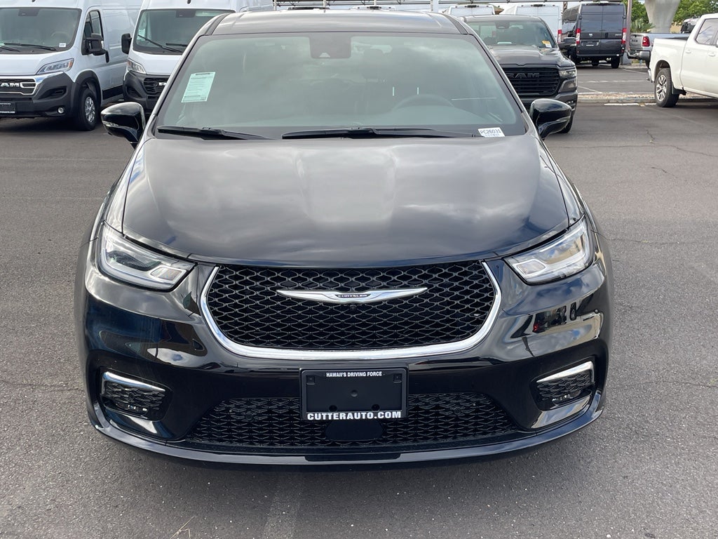 2026 Chrysler Pacifica PACIFICA SELECT in Diamond Black Crystal Pearl-Coat Exterior Paint — front three-quarter view